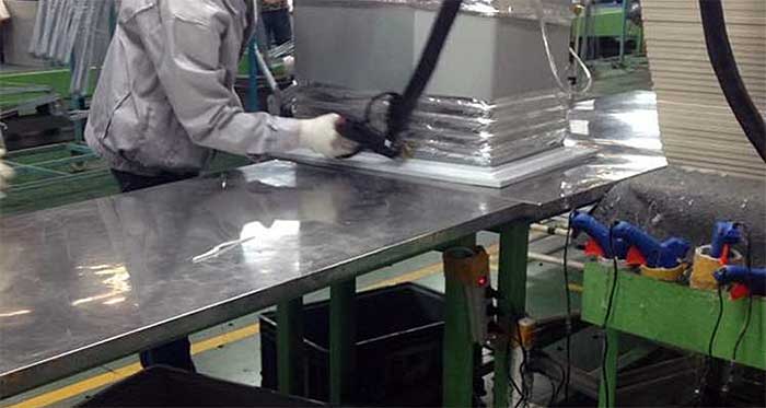 利用熱熔膠的熱粘性來粘合基材